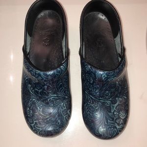 Dansko size 39(8.5-9) gently used tooled leather